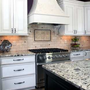 Kitchen - traditional kitchen idea in Milwaukee