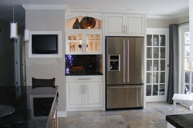 This is an example of a traditional kitchen in Vancouver.