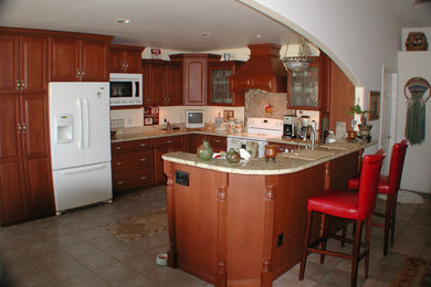 デンバーにある高級な広いおしゃれなキッチン (御影石カウンター、石タイルのキッチンパネル、白い調理設備、磁器タイルの床) の写真