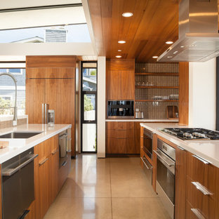 Réalisation d'une grand cuisine ouverte linéaire design avec un évier encastré, un placard à porte plane, des portes de placard en bois brun, une crédence marron, un îlot central, un plan de travail en quartz modifié, un électroménager en acier inoxydable, un sol en linoléum et un sol gris.