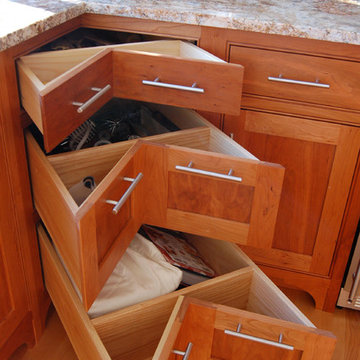 Corner pullout drawers