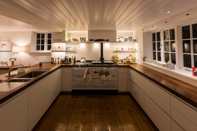 サリーにある高級な広いコンテンポラリースタイルのおしゃれなキッチンの写真
