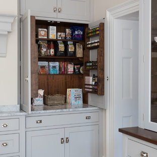 Idées déco pour une grand cuisine classique avec un placard à porte shaker, des portes de placard grises, un sol beige et un plan de travail gris.