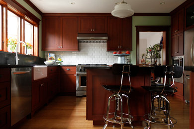 На фото: отдельная, угловая кухня в стиле кантри с с полувстраиваемой мойкой (с передним бортиком), плоскими фасадами, фасадами цвета дерева среднего тона и гранитной столешницей с