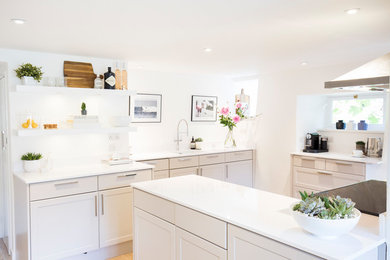 Foto på ett litet skandinaviskt kök, med en undermonterad diskho, skåp i shakerstil, bänkskiva i kvarts, rostfria vitvaror, ljust trägolv, beige skåp och brunt golv