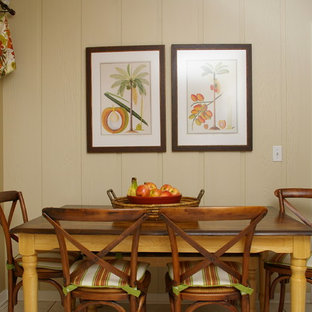 Diseño de cocina comedor de galera, tropical, pequeña, sin isla, con armarios con paneles lisos, puertas de armario blancas, fregadero sobremueble, encimera de mármol, salpicadero multicolor, salpicadero de azulejos de vidrio, electrodomésticos blancos y suelo de baldosas de cerámica