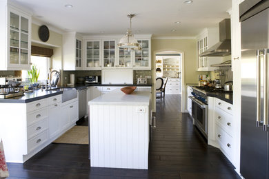 ロサンゼルスにある高級な広いトラディショナルスタイルのおしゃれなキッチン (エプロンフロントシンク、シェーカースタイル扉のキャビネット、白いキャビネット、大理石カウンター、緑のキッチンパネル、サブウェイタイルのキッチンパネル、シルバーの調理設備、濃色無垢フローリング、茶色い床) の写真