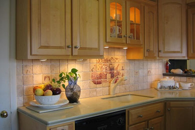 Foto de cocinas en L grande con fregadero de un seno, armarios tipo vitrina y puertas de armario de madera clara