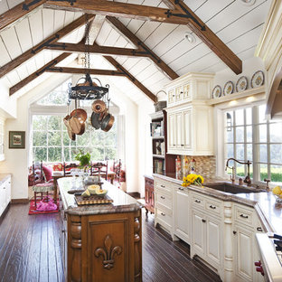 Esempio di una cucina chic con ante con bugna sagomata, ante beige, lavello sottopiano, paraspruzzi multicolore, paraspruzzi con piastrelle a listelli, elettrodomestici in acciaio inossidabile, parquet scuro e isola