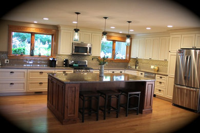 Photo of a country kitchen in Cedar Rapids.