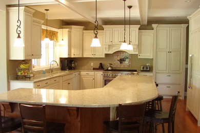 Example of a mid-sized farmhouse u-shaped medium tone wood floor eat-in kitchen design in Charlotte with a farmhouse sink, recessed-panel cabinets, white cabinets, quartz countertops, beige backsplash, stainless steel appliances and an island