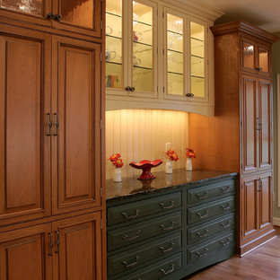 Traditional kitchen remodeling - Elegant kitchen photo in Portland