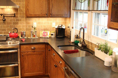 Exempel på ett mellanstort rustikt kök, med en dubbel diskho, skåp i mellenmörkt trä, bänkskiva i kvarts, rostfria vitvaror, mellanmörkt trägolv, luckor med infälld panel, brunt stänkskydd, stänkskydd i stenkakel och en halv köksö