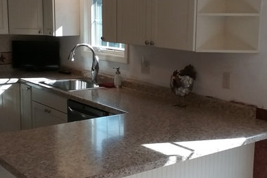 Idéer för att renovera ett kök, med en nedsänkt diskho, luckor med profilerade fronter, vita skåp, laminatbänkskiva och rostfria vitvaror