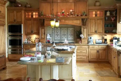 Источник вдохновения для домашнего уюта: кухня в стиле кантри с обеденным столом