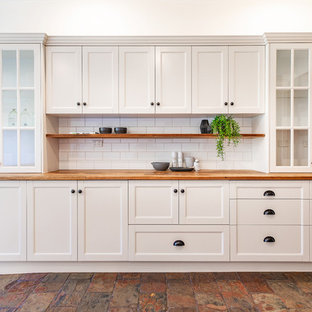 Idee per una cucina country di medie dimensioni con lavello stile country, ante in stile shaker, ante bianche, top in legno, paraspruzzi bianco, paraspruzzi con piastrelle diamantate, elettrodomestici neri, pavimento in ardesia, penisola, pavimento grigio e top giallo