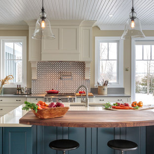 Idee per una cucina tradizionale con ante con riquadro incassato, ante bianche, top in quarzite, paraspruzzi multicolore e lavello sottopiano