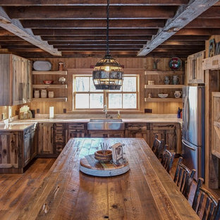 Diseño de cocina comedor en U, rural, con fregadero sobremueble, salpicadero de madera, suelo de madera oscura, armarios con paneles lisos, puertas de armario con efecto envejecido, encimera de cuarcita y una isla