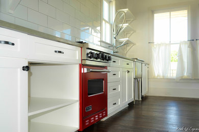 アトランタにある小さなトランジショナルスタイルのおしゃれなキッチン (シェーカースタイル扉のキャビネット、白いキャビネット、アイランドなし) の写真