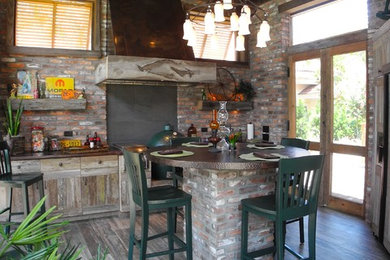 Immagine di una grande cucina abitabile rustica con ante lisce, ante con finitura invecchiata, top in rame e pavimento in gres porcellanato