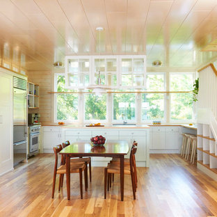 Foto di una cucina minimalista con elettrodomestici in acciaio inossidabile