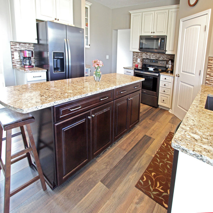 Cream Kitchen With Contrasting Dark Island With Quartz Countertop Cabinet S Top Img~37816bde0c9299d4 2523 1 D07aac5 W720 H720 B2 P0 