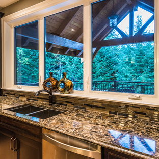 75+ Küchen mit dunklen Holzschränken und Rückwand aus Stäbchenfliesen