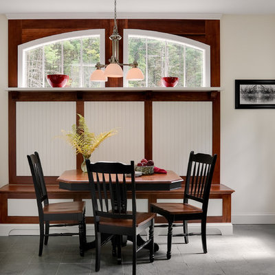 Eat-in kitchen - traditional eat-in kitchen idea in New York
