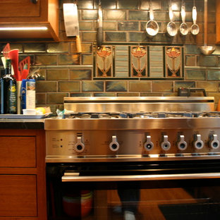 Craftsman kitchen designs - Example of an arts and crafts kitchen design in Minneapolis