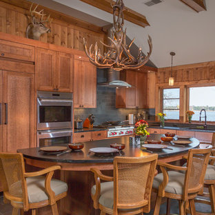 Foto di una cucina stile rurale con lavello sottopiano, ante in stile shaker, ante in legno scuro, top in quarzo composito, paraspruzzi grigio, elettrodomestici in acciaio inossidabile, pavimento in ardesia, isola e paraspruzzi in ardesia