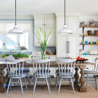 Foto de cocina comedor costera, grande, sin isla, con fregadero sobremueble, puertas de armario blancas, encimera de cuarzo compacto, salpicadero azul, electrodomésticos con paneles, suelo de madera oscura, suelo marrón, armarios con paneles empotrados y salpicadero de azulejos tipo metro
