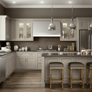 Foto di una cucina minimalista di medie dimensioni con lavello sottopiano, ante con riquadro incassato, ante grigie, top in quarzo composito, paraspruzzi grigio, paraspruzzi in gres porcellanato, elettrodomestici in acciaio inossidabile, pavimento in legno massello medio, pavimento marrone e top grigio