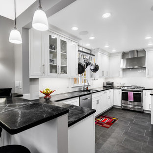 Foto di una cucina ad U moderna chiusa e di medie dimensioni con lavello sottopiano, ante in stile shaker, ante bianche, top in saponaria, paraspruzzi bianco, paraspruzzi con piastrelle in ceramica, elettrodomestici in acciaio inossidabile, pavimento in gres porcellanato, penisola, pavimento nero e top nero