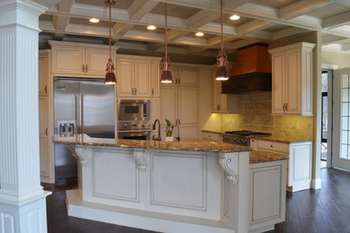 Imagen de cocina rural con armarios con paneles con relieve, electrodomésticos de acero inoxidable y una isla