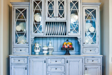 Idée de décoration pour une cuisine tradition avec des portes de placard bleues.