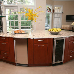 Idee per una grande cucina design con lavello sottopiano, ante lisce, ante in legno scuro, top in granito, elettrodomestici in acciaio inossidabile, pavimento con piastrelle in ceramica e isola
