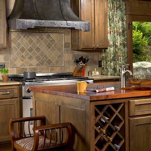 Ispirazione per una cucina rustica con ante con riquadro incassato, ante in legno scuro, top in legno, paraspruzzi multicolore, elettrodomestici in acciaio inossidabile e paraspruzzi in ardesia