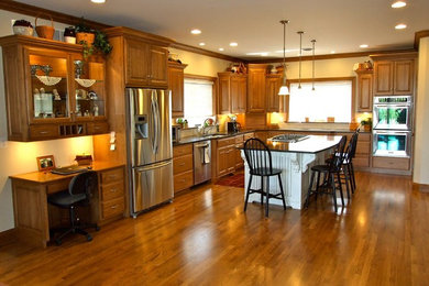 Inspiration for a classic kitchen in Columbus.