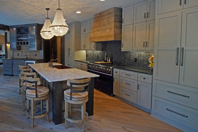 На фото: большая прямая кухня-гостиная в стиле модернизм с фасадами в стиле шейкер, серыми фасадами, серым фартуком, паркетным полом среднего тона и островом