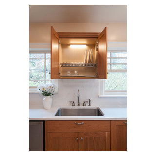https://st.hzcdn.com/fimgs/pictures/kitchens/custom-in-cabinet-dish-drying-rack-water-drips-directly-into-the-sink-genay-bell-interior-design-img~42611894052543bc_0933-1-18b3d82-w320-h320-b1-p10.jpg