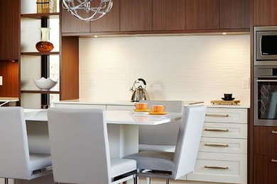 Immagine di una cucina design di medie dimensioni con lavello sottopiano, parquet scuro, pavimento marrone, ante lisce, ante in legno bruno, top in superficie solida, paraspruzzi bianco e elettrodomestici da incasso