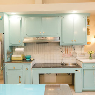 Idee per una cucina classica con lavello sottopiano, ante turchesi, paraspruzzi beige, paraspruzzi con piastrelle in ceramica, elettrodomestici in acciaio inossidabile, pavimento in gres porcellanato, isola, pavimento multicolore e top bianco