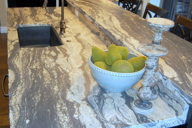 Immagine di un grande cucina con isola centrale con lavello sottopiano, ante in legno bruno, parquet scuro e top in granito