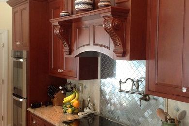Kitchen - traditional kitchen idea in New York