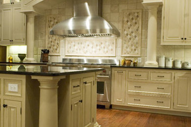 Foto de cocina contemporánea con puertas de armario blancas, electrodomésticos de acero inoxidable y una isla