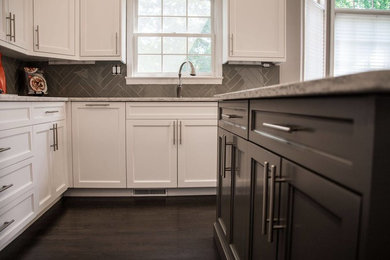 Exempel på ett mellanstort klassiskt flerfärgad flerfärgat kök, med en undermonterad diskho, skåp i shakerstil, vita skåp, granitbänkskiva, brunt stänkskydd, stänkskydd i keramik, mörkt trägolv, en köksö och brunt golv