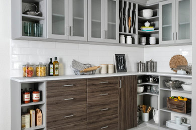 Imagen de cocina moderna de tamaño medio con despensa, armarios estilo shaker y puertas de armario grises
