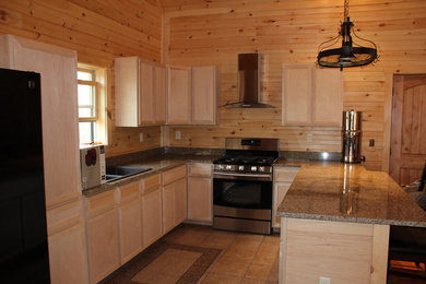 Idéer för mellanstora rustika brunt l-kök, med en dubbel diskho, luckor med infälld panel, skåp i ljust trä, granitbänkskiva, beige stänkskydd, stänkskydd i trä, rostfria vitvaror, klinkergolv i keramik, en köksö och beiget golv