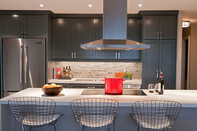 Zweizeilige Moderne Wohnküche mit Unterbauwaschbecken, Schrankfronten im Shaker-Stil, grauen Schränken, Marmor-Arbeitsplatte, Küchenrückwand in Grau und Küchengeräten aus Edelstahl in Toronto