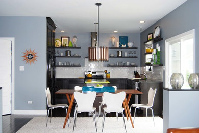Foto de cocina minimalista con fregadero bajoencimera, encimera de granito, salpicadero blanco, salpicadero de azulejos tipo metro y una isla